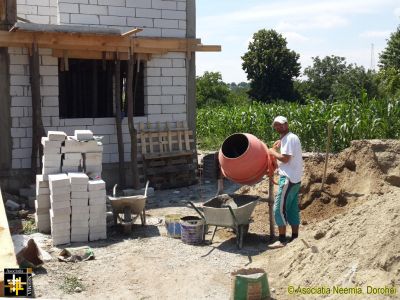 Preparing the Concrete
Vali and the mixer
Keywords: jun15;Casa.Neemia