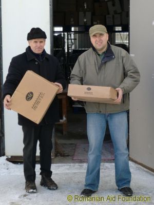 Iulian & Beni
Iulian and Beni with 'Creative Memory' boxes.
Keywords: Dec10;Dealu.Mare;Warehouses