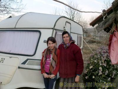 Irina and Maria
Maria Cazacu, with daughter Irina, outside a caravan donated during 2011.
Keywords: Nov11;Fam-Horlaceni