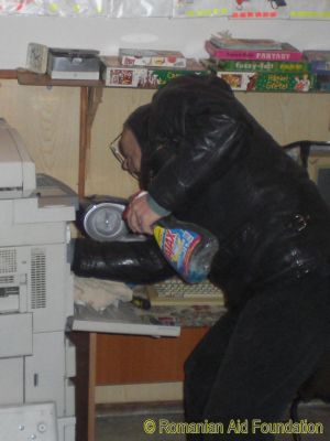 Laurentiu servicing the photocopier at Balinti kindergarten.

Keywords: Jan12;School-Balinti;Schools;AN-Team;Birotica