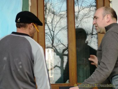 Reflections on a New Door
AN offers advice and expertise to help people in many practical ways. Here local craftsman Vasile and AN mamager Beni discuss the installation of a second-hand double-glazed door that was brought from the UK.
Keywords: Apr12;Fam-Iezer;News13Jan