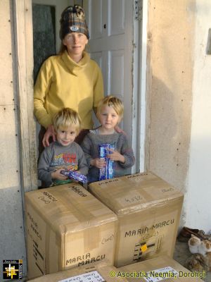 Designated Gift Boxes
Maria Marcu, with two of her children
Keywords: Nov13;Fam-Horlaceni;Fam-Horlaceni;Sponbox