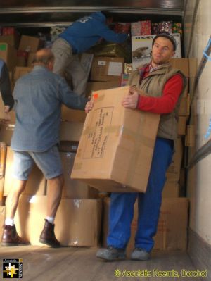 Muscle Man
Bogdan helps with unloading the lorry.
Keywords: Nov15;AN-Warehouse;Load15-07;Fam-Cobila