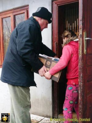 A food donation is delivered
A case of food from south London is delivered to a poor village family.
Keywords: dec16;Food-Donation;pub1701j;pub1812d;news1812;pub1812d