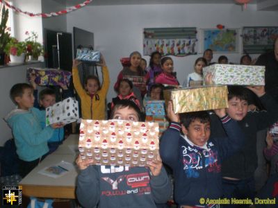 Distribution of gift boxes sent from Reigate Baptist Church.
Keywords: Dec17;Dimacheni;Jbox17