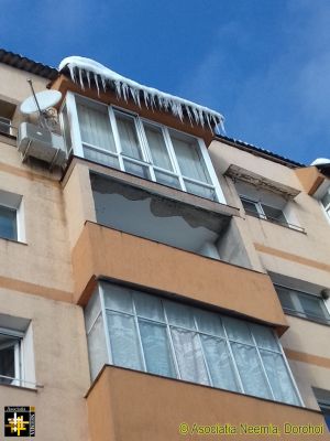 Danger - Overhead Icicles
Hanging from the roof of a fourth-floor apartment adjacent to a main pedestrian route.
Keywords: Feb18;scenes