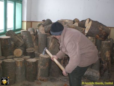 Preparing Firewood for School Classrooms
Keywords: Mar18;Pub1803m;wood;school-Balinti