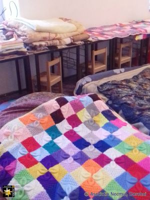 Help for Refugees
A warm roof for an overnight stay with bedding and blankets from RoAF-AN
Keywords: mar22;refugees;knits;pub2203m