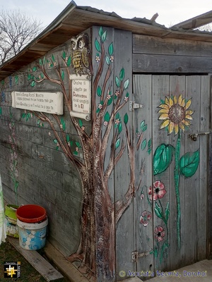 Ukrainian Art
How to brighten-up the garden shed.
Keywords: feb24;C.Neemia;pub2403m