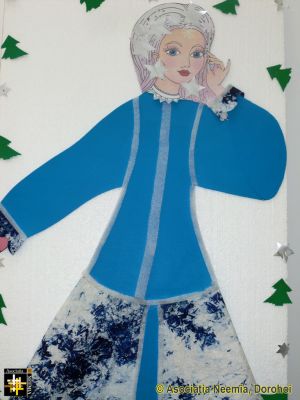 Lady Winter - but is she holding a wand or a slim-phone?
Keywords: May13;Schools;School-Dumeni