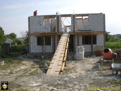 Topping-out the Second Storey
Keywords: jun15;Casa.Neemia