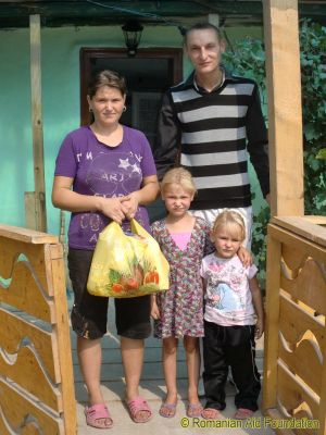 Food Bags sponsored from south Wales
Keywords: Sep12;Food-Donation;Fam-Horlaceni;Foodbags