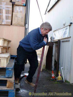 Loading at Billingshurst, 03rd March 2012
Keywords: Mar12;Load12-02;Unit7