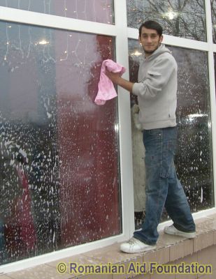 Ionut cleaning the shop windows
Keywords: Dec09;AN-Shop;