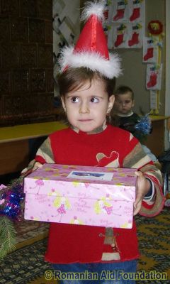 Santa came to school
Wanted the box but a bit wary of the man with the beard!
Keywords: Dec09;JBox09;School-Dorohoi#10