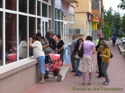 The Excitement Mounts
Regular clients eagerly awaiting the opportunity to get at the new stock.
Keywords: Jun10;AN-Shop;pub1708a