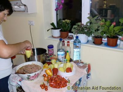 Stuffing Peppers
Keywords: Oct11;Scenes;Tataraseni;FoodPrep