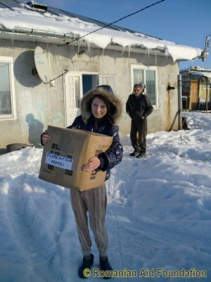 Sponsored Gift Box
Florentina receiving a designated gift box. Florentina and her baby live in a room in her parents' house.
Keywords: Jan12;SponBox;Fam-Horlaceni;GChoice1303m12