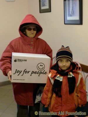 Stela and Ciprian collecting a gift box from Dorcas Aid
Keywords: Mar12;AN-Office;Fam-Dorohoi