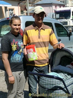 Rimbu family receiving baby milk donated from south Wales
Keywords: Apr12;Fam-Dorohoi;Rimbu.C;Baby-Milk