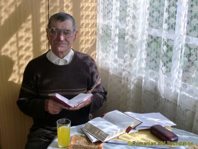 Nicolae
The donation of pair of glasses has  allowed Nicolae to read clearly for the first time for many years.
Keywords: May12;Glasses;Fam-Tataraseni