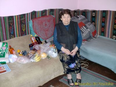 Fani Cojocaru
Fani with a gift of groceries sponsored by a donor in south Wales.
Keywords: May12;Jews;