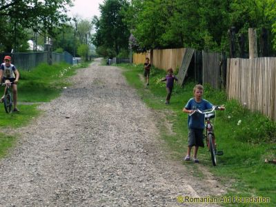Children in Broscauti
Keywords: May12;Fam-Broscauti;Bicycles