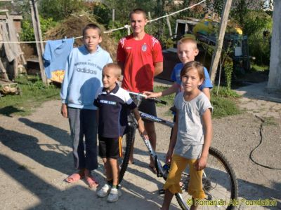 Kitted out
Popa family with donated bicycle and sports kit
Keywords: Aug12;Fam-Dorohoi;Bicycles;sportkit