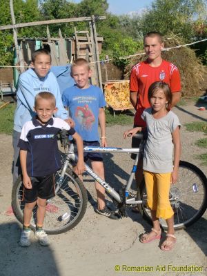 Popa family with donated bicycle
Keywords: Aug12;Fam-Dorohoi;Bicycles