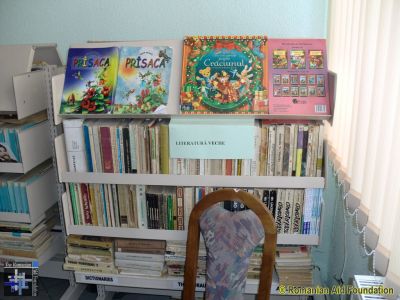 New Shelves
School #1 in Dorohoi - new library shelves
Keywords: jan13;School-Dorohoi#1