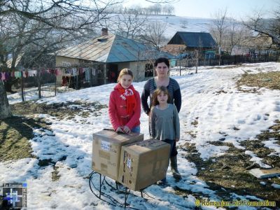 Sponsored Gift Boxes
Gianina Popescu receiving designated gift boxes sent by a sponsor in England.
Keywords: Feb13;Popescu.G;Fam-Horlaceni;Sponbox;GChoice1303m12