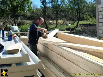 House at Saucenita
Huw preparing the roof trusses
Keywords: Sep13;House-Saucenita