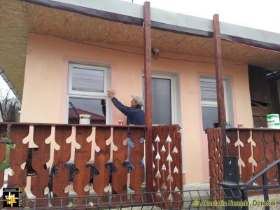 A Fresh Coat of Paint
After working on so many other houses Ionut Bechet gives his own house a fresh coat of paint.
Keywords: Nov13;Fam-Dorohoi;Fam-Dorohoi;paint
