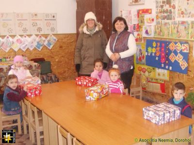 Christmas Boxes, Galbeni
We arrived a little bit late and most of the children had gone home.
Keywords: Dec13;Jbox13