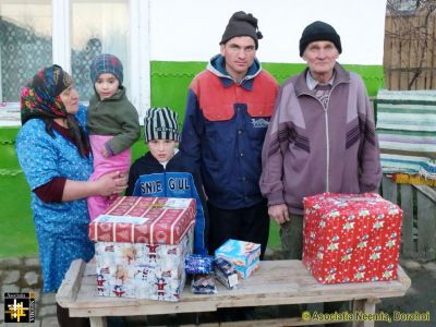 Christmas Box Distribution - Broscauti
Keywords: Dec13;Jbox13;Fam-Broscauti