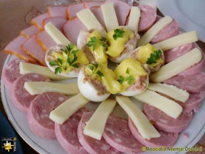 Romanian Dishes
Aperitiv: Salami, cured pork, cheese, eggs stuffed with meat paste, with mayonnaise and garnish. There are many variations of this dish, including a variant using fish ingredients.
Keywords: Dec13;Food