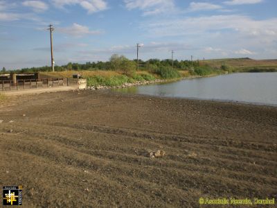 The tide is out!
The normal water level is indicated by the white line on the spillway wall.
Keywords: Jul15;pub1508a