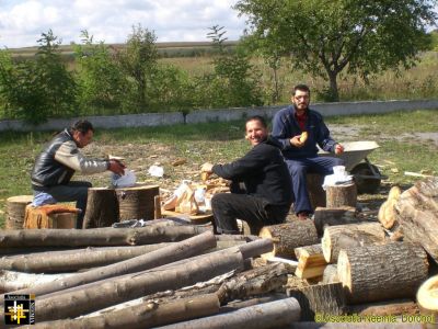 Wood Cutting Team - lunch break
Keywords: Oct15;wood