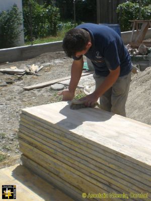 Marian cleaning off the formwork
Keywords: Jul16;Casa.Neemia