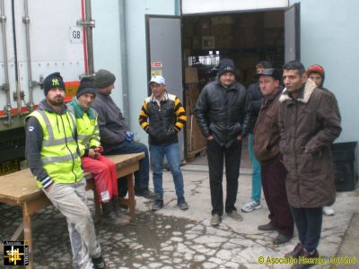 Rearing to go - the unloading team
Keywords: nov17;Load17-08