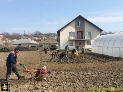 Garden Day - Getting Their Hands Dirty
Keywords: Apr19;casa.neemia