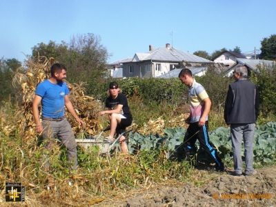 Garden Harvest at Casa Neemia
Laurentiu inspects their efforts
Keywords: sep19;pub1910o;pub1910o
