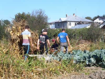 Garden Harvest at Casa Neemia
Keywords: sep19;pub1910o