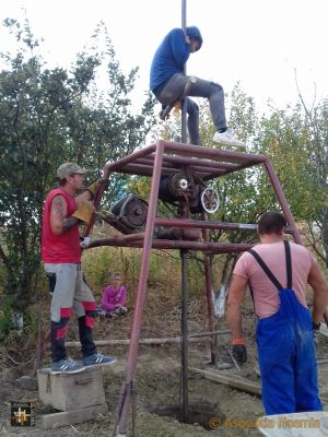 New Well at Horlaceni
Additional weight is required to ensure a clean cut.
Keywords: oct19;fam-horlaceni;Wells;pub1911n