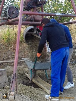 New Well at Horlaceni
An electric motor turns the cutter head and raises it but some manual intervention is required
Keywords: oct19;Wells;fam-horlaceni