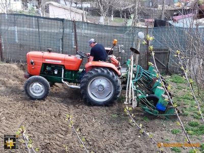 Planting Maize
Pneumatic seed drill is used to place seeds at regular intervals so that weeding and other activities are easier.
Keywords: Apr20