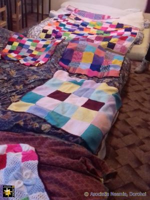 Help for Refugees
A warm roof for an overnight stay with bedding and blankets from RoAF-AN
Keywords: mar22;refugees;knits;pub2203m