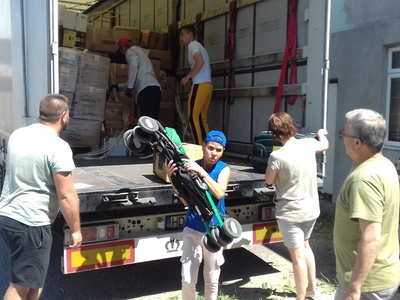 Many Hands
Keywords: jul22;Load22-04